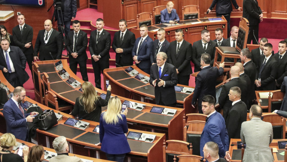 Novi haos u albanskoj skupštini: Opozicija upala u salu, "urlikala" i probala da se obračuna sa Ramom