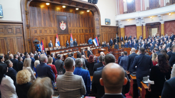 Potvrđeni mandati narodnih poslanika: Konstituisan parlament uz aplauze, zvižduke, transparente i pištaljke