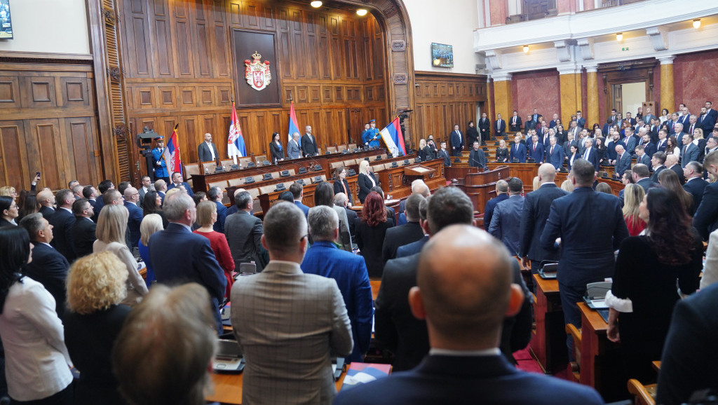 Potvrđeni mandati narodnih poslanika: Konstituisan parlament uz aplauze, zvižduke, transparente i pištaljke