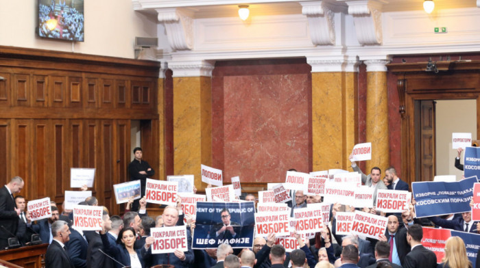 Konstituisana skupština, ali uz zvižduke i transparente: "Slika kako će srpski parlament izgledati narednih meseci"