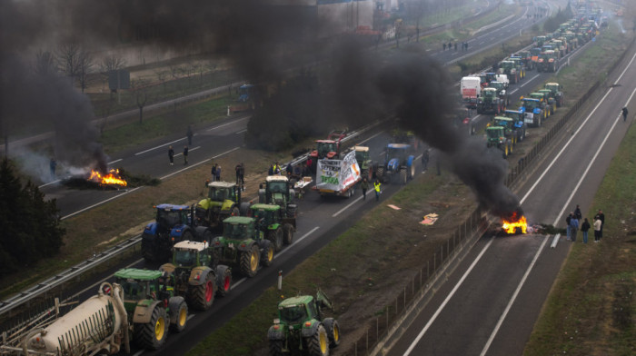 Nastavljen protest poljoprivrednika u Španiji: Grupa od oko 1.000 traktorista napreduje ka Barseloni