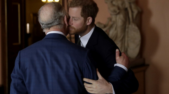 Susret s kraljem Čarlsom i boravak u hotelu: Poseta princa Harija ocu otkriva zamršene odnose u kraljevskoj porodici