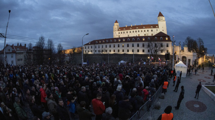 Slovaci ne tolerišu korupciju: Hiljade ljudi na ulicama Bratislave protiv najavljenog zakona Vlade