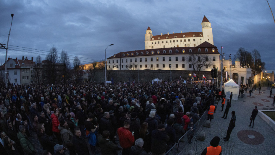 Slovaci ne tolerišu korupciju: Hiljade ljudi na ulicama Bratislave protiv najavljenog zakona Vlade