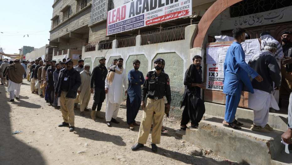 Napeto u Pakistanu, biračka mesta obezbeđuju vojska i policija: Na dan glasanja ubijeno najmanje pet osoba