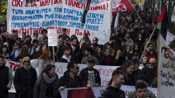 Protesti protiv reforme obrazovanja: 15.000 studenata na ulicama Atine protiv legalizacije privatnih univerziteta