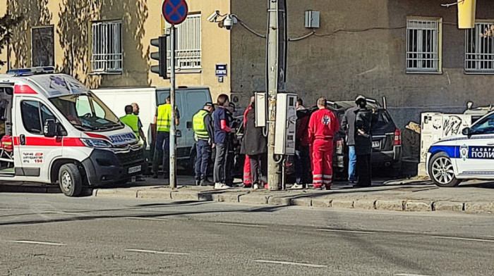 Saobraćajna nesreća u Beogradu: Povređena jedna osoba, dvoje dece preventivno zbinuti u Tiršovoj