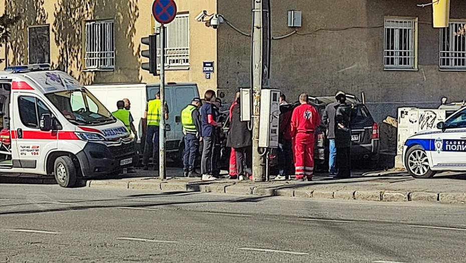 Saobraćajna nesreća u Beogradu: Povređena jedna osoba, dvoje dece preventivno zbinuti u Tiršovoj