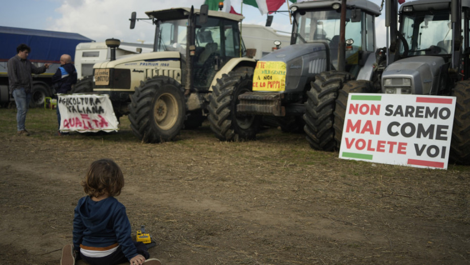 Protestna povorka italijanskih poljoprivrednika traktorima na obilaznici kod Rima
