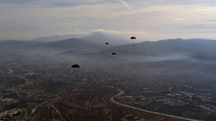 Ovako izgleda obuka u čuvenoj 63. padobranskoj brigadi: Vojnici skakali iz helikoptera iznad Niša