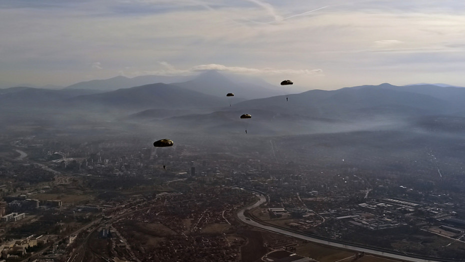 Ovako izgleda obuka u čuvenoj 63. padobranskoj brigadi: Vojnici skakali iz helikoptera iznad Niša