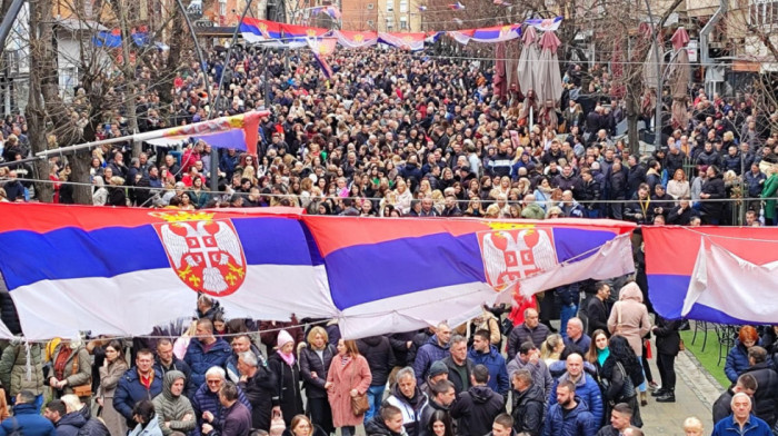 Protest građana u Kosovskoj Mitrovici: Srbi na skupu zatražili od međunarodne zajednice ukidanje odluke o dinaru