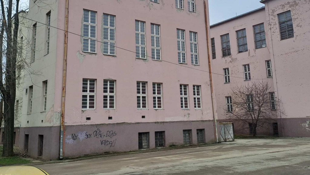 Održan štrajk upozorenja u školi "Uroš Predić" u Zrenjaninu: Zaposleni ne prihvataju gašenje, nude dve opcije za rešenje