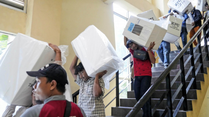 Završeni predsednički izbori u Indoneziji, ministar odbrane vodi u anketama