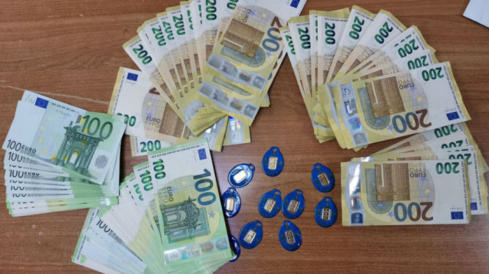 Sprečeno krijumčarenje na Gradini: Carinici u jakni putnika pronašli 40.000 evra i 10 pločica investicionog zlata