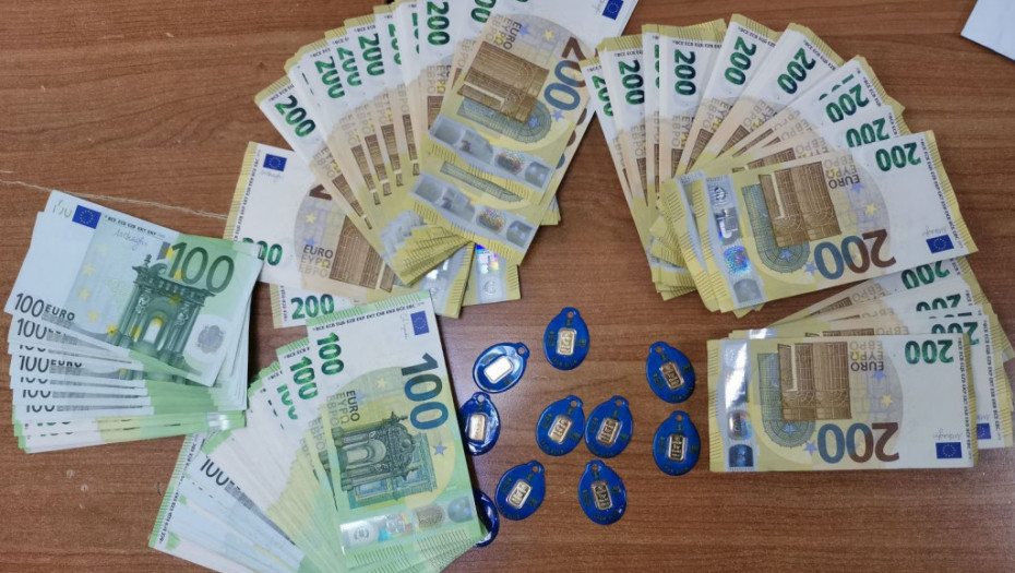 Sprečeno krijumčarenje na Gradini: Carinici u jakni putnika pronašli 40.000 evra i 10 pločica investicionog zlata