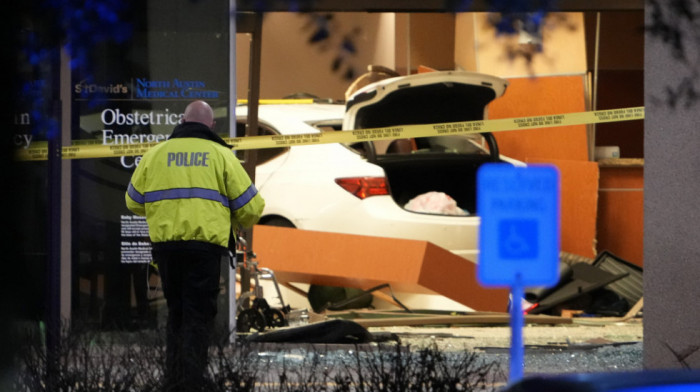 Auto se zakucao u odeljenje hitne pomoći: Jedna osoba poginula u udesu u Teksasu