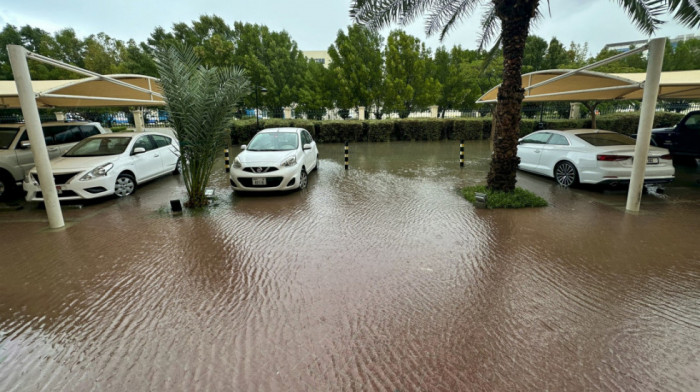 Apokaliptične scene u Dubaiju: Veliko nevreme se sručilo na grad, grom udario u Burdž Kalifu (VIDEO)