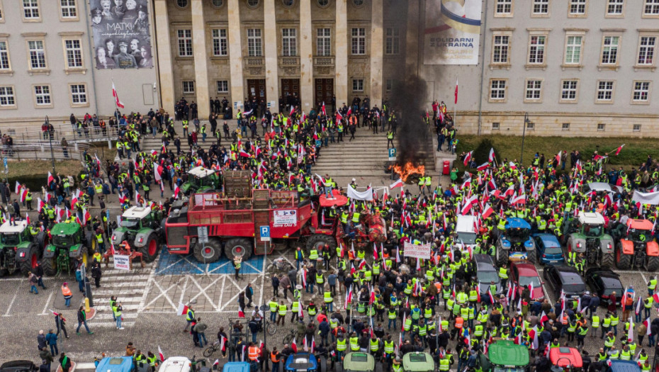 Poljski farmeri palili baklje, bacali petarde i zasuli jajima kancelariju EU u Vroclavu