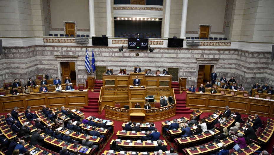 Grčka legalizovala istopolne brakove, ispred parlamenta okupljeni vernici i LGBT aktivisti