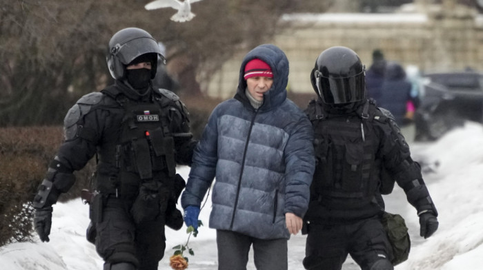 Ruska policija poziva građane da se ne okupljaju povodom smrti Navaljnog, nepoznate osobe tokom noći sklanjale cveće