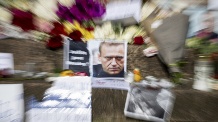 Vlasti poručile da "nema ništa kriminalno" u smrti Alekseja Navaljnog, Rusi uprkos hapšenjima nastavili da odaju počast
