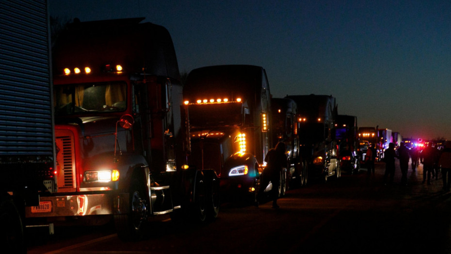 AMSS: Teretnjaci čekaju sat i po na ulazu u Srbiju na Preševu