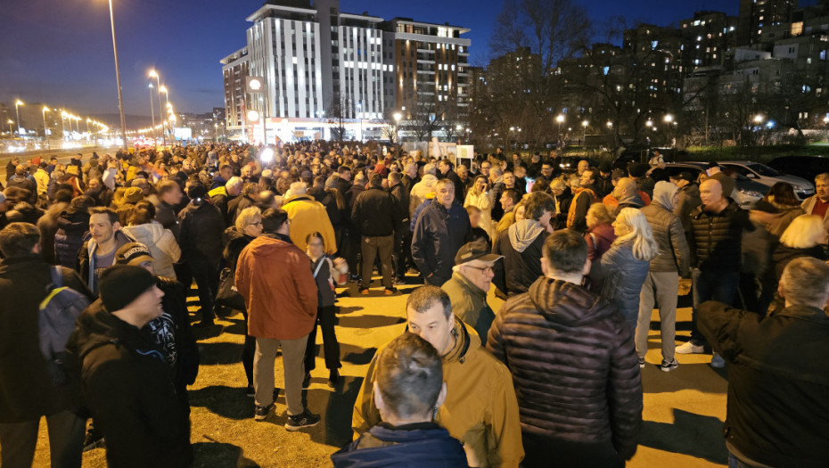 "Nećemo vam dati našu livadu": Stanari blokirali Ulicu Jurija Gagarina zbog izgradnje desetospratnice u Bloku 63