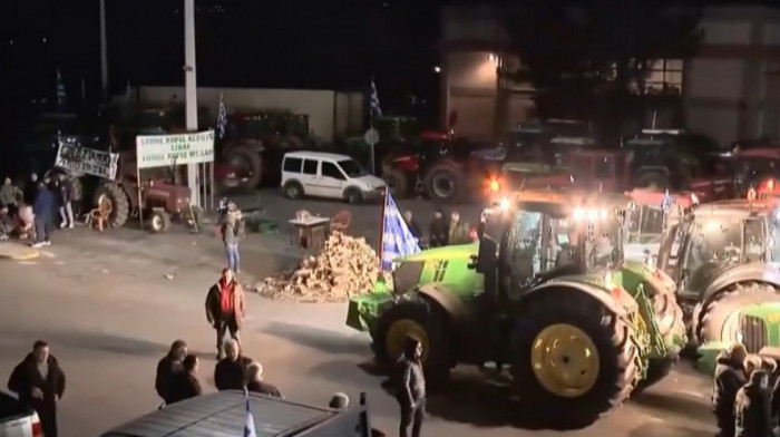 Protest grčkih poljoprivrednika: Blokirali granični prelaz Evzoni i Atinu, zahtevaju niže cene goriva