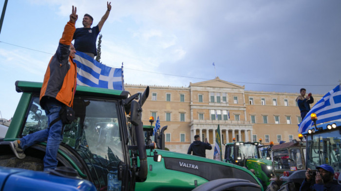 Grčki poljoprivrednici na traktorima napravili kolaps u Atini, Micotakis ne posustaje: "Nemamo više šta da damo"