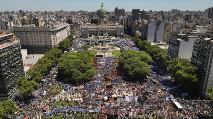 Argentinski sindikati štrajkuju protiv mera štednje predsednika Mileja