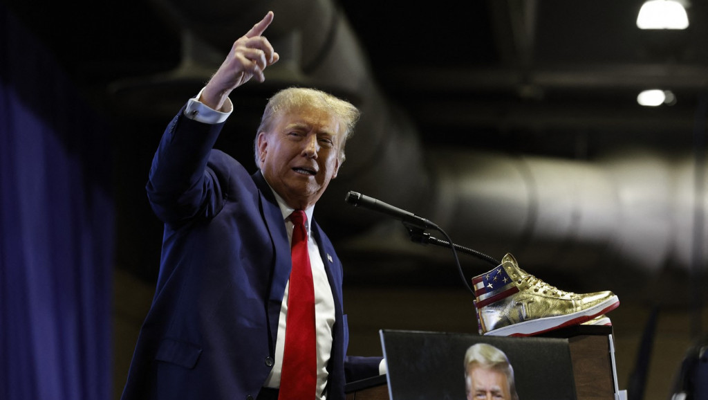 Počela prodaja Trampovih zlatnih patika: Model "Nikad ne odustaj" košta od 199 do 399 dolara