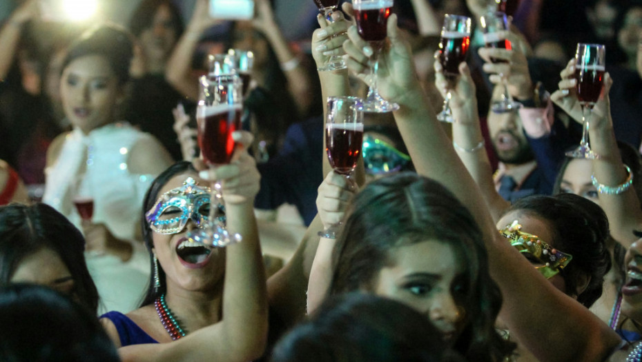 Sve više maloletnika konzumira alkohol: Novi trend među decom, piju takmičarski-brzo, mešaju pića