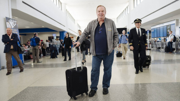 Tom Stuker je napravio "ludost" i kupio doživotnu kartu za United Airlines za 290.000 dolara - sada živi "u oblacima"