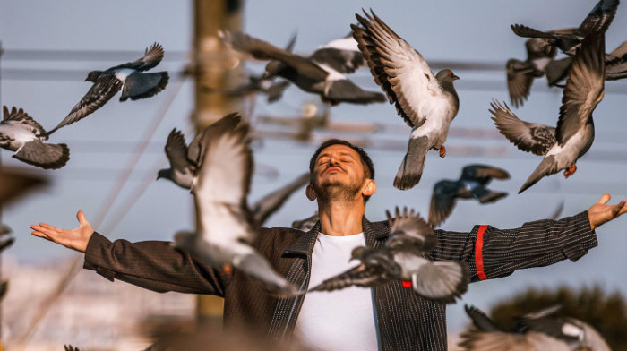 Fotograf Marko Obradović Edge priprema humanitarnu izložbu "People of the World" u galeriji Štab