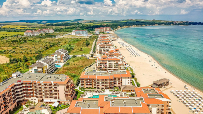 Komšijska zemlja obiluje dugačkim peščanim plažama, a cene letovanja već od 150€