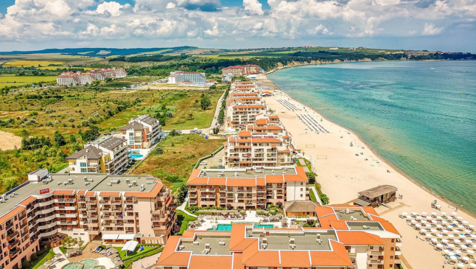 Komšijska zemlja obiluje dugačkim peščanim plažama, a cene letovanja već od 150€