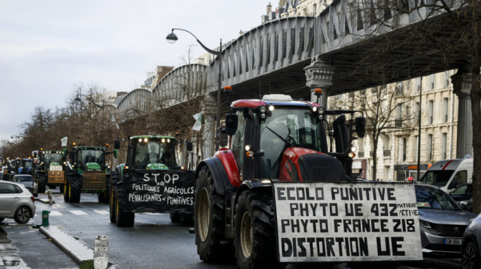 Besni francuski farmeri upali na Sajam poljoprivrede uoči posete Makrona