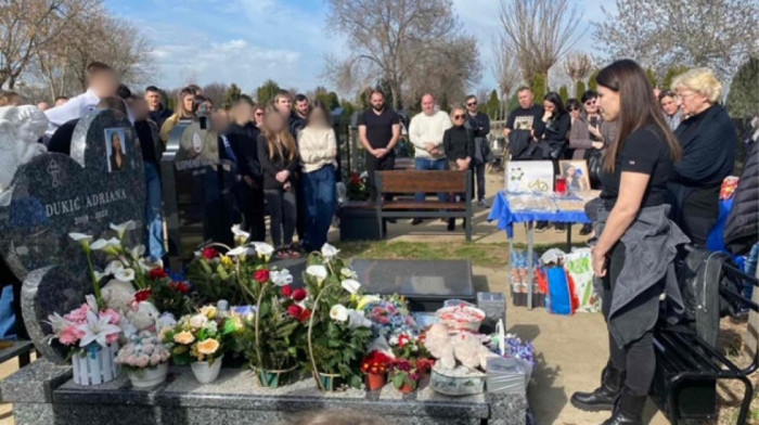 Na Novom bežanijskom groblju obeležen 15. rođendan Adriane Dukić, devojčice ubijene  u OŠ "Vladislav Ribnikar"