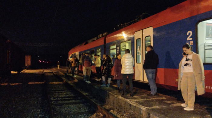 Presečen optički kabl prouzrokovao zastoj na pruzi Beograd-Bar: Voz sa putnicima stoji na stanici u Kosjeriću