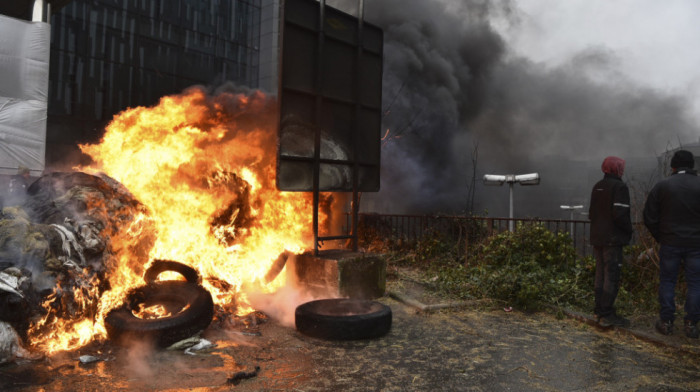 Novi protest poljoprivrednika u Briselu: Bodljikava žica i dimne bombe oko sedišta Evropske unije