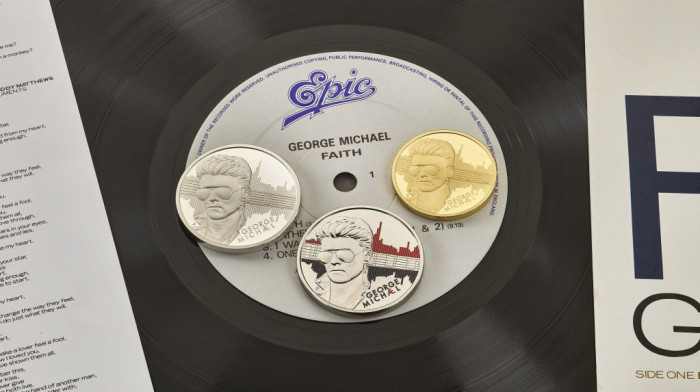 Lik Džordža Majkla na tri britanska kolekcionarska novčića