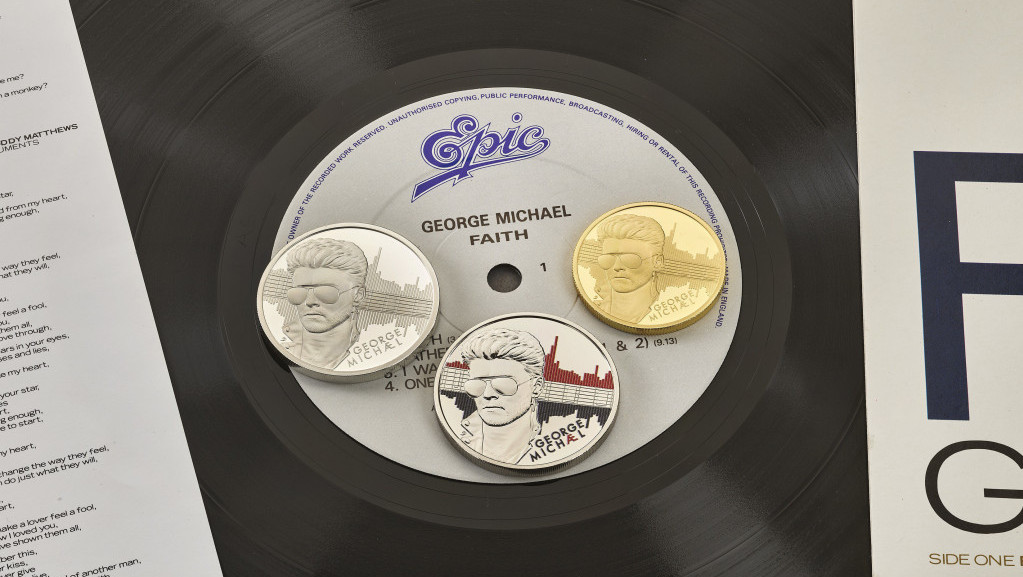 Lik Džordža Majkla na tri britanska kolekcionarska novčića