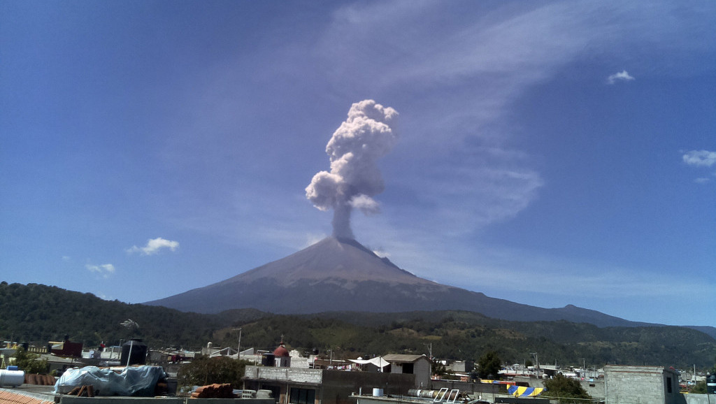 Popokatepetl izbacuje pepeo i vodenu paru: Upozorenje stanovnicima Meksiko sitija da nose maske zbog aktivnosti vulkana