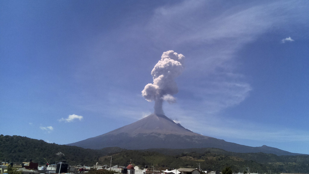 Popokatepetl izbacuje pepeo i vodenu paru: Upozorenje stanovnicima Meksiko sitija da nose maske zbog aktivnosti vulkana