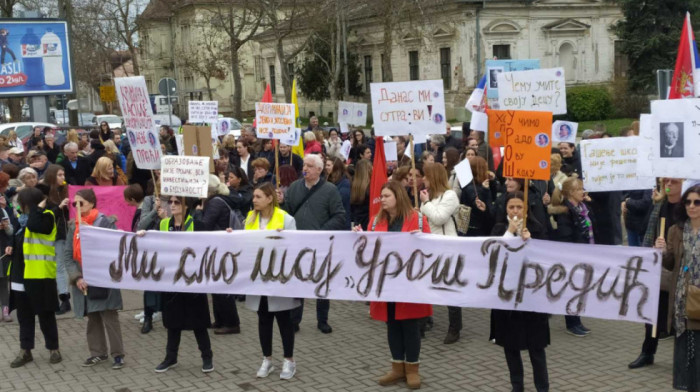 "Danas Predić, sutra neka druga": Održan protest nastavnika u Zrenjaninu zbog najave gašenja škole "Uroš Predić"