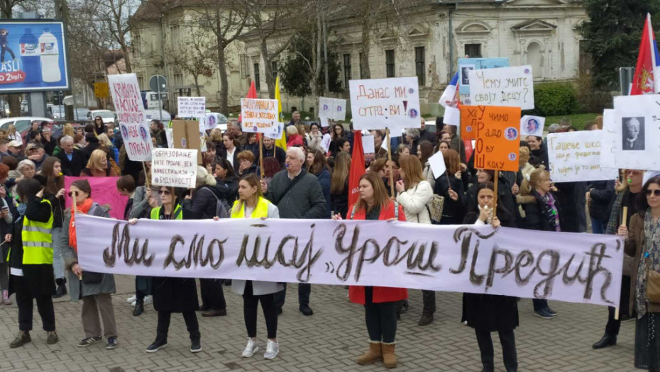 "Danas Predić, sutra neka druga": Održan protest nastavnika u Zrenjaninu zbog najave gašenja škole "Uroš Predić"