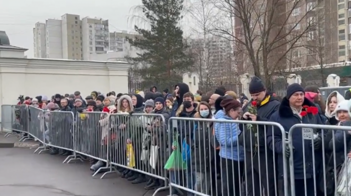 Počeo ispraćaj Alekseja Navaljnog: Telo stiglo u crkvu u Moskvi ispred koje se okupilo oko 1.000 građana