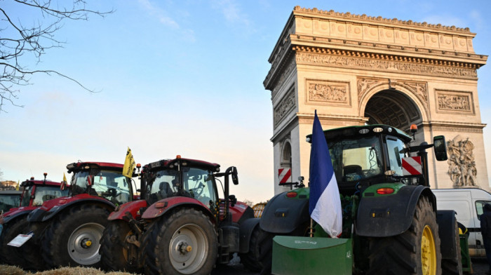 Francuski farmeri blokirali kultne pariske lokacije traktorima i senom, policija uhapsila više desetina demonstranata