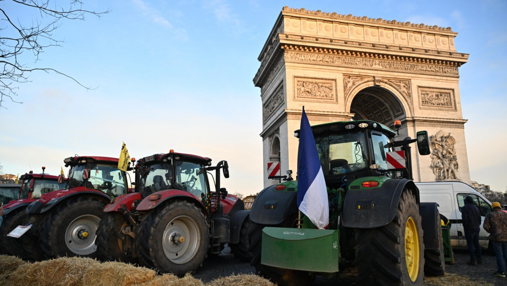 Francuski farmeri blokirali kultne pariske lokacije traktorima i senom, policija uhapsila više desetina demonstranata